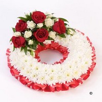 Traditional Wreath White and Red